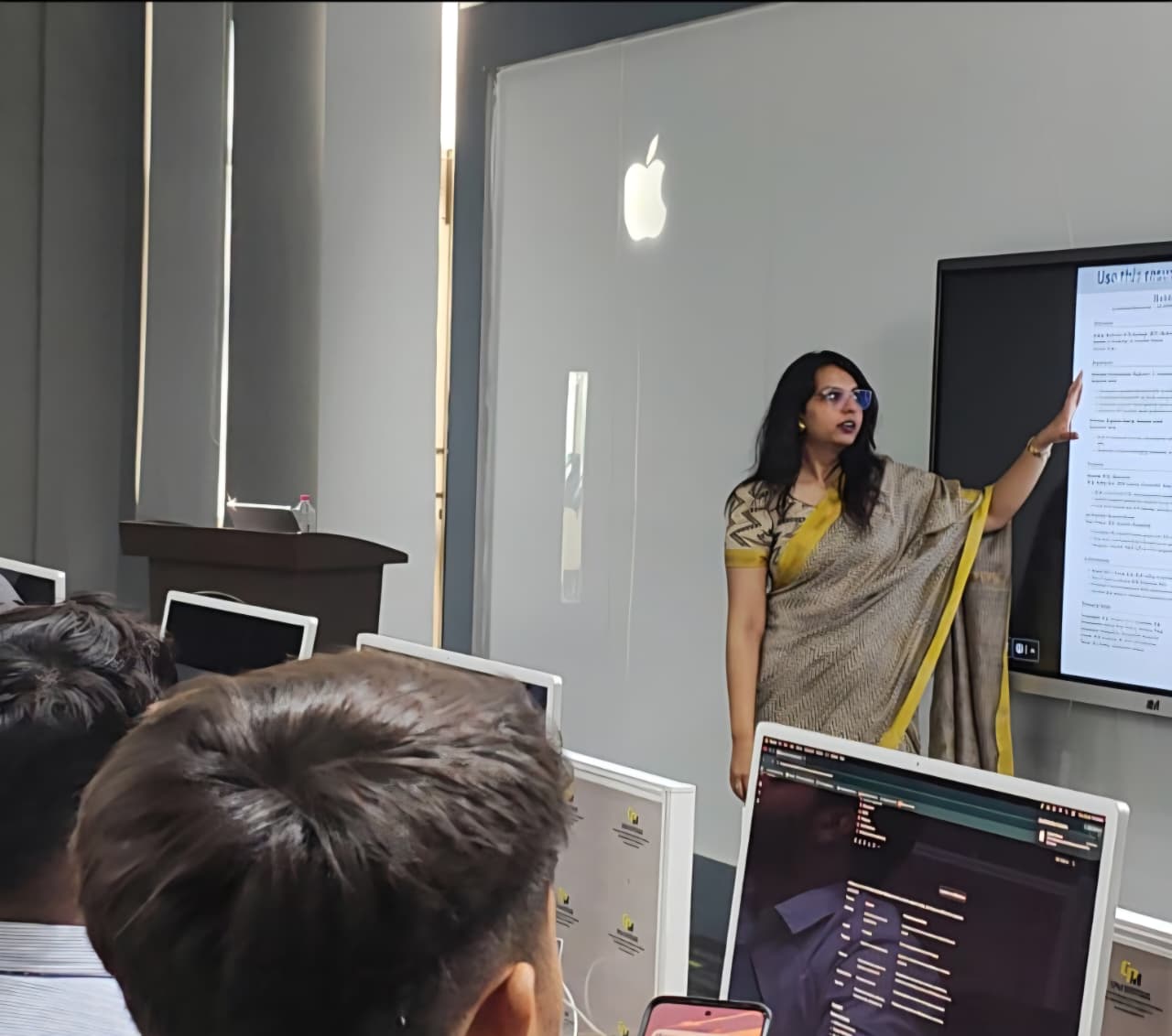 Harshita Agarwal walking a class through resume structure